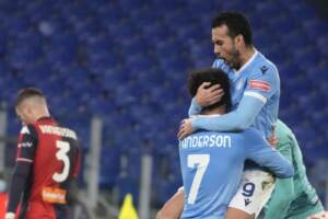 la Lazio cala tris all'Olimpico e aggancia Roma e Juve, Genoa ko