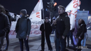 Torino, tensione tra centri sociali e forze dell’ordine al presidio per Maya Peverelli