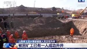 Cina: miniera di carbone allagata, i soccorritori salvano 20 lavoratori