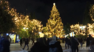 Grecia: nuovo Natale in pandemia, la gente però riempie strade e luoghi pubblici