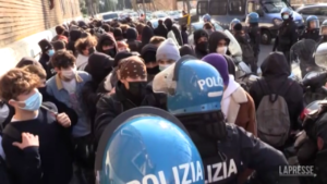 Roma, il giovane studente affronta l’agente: “Perché devi fa’ il coatto?”