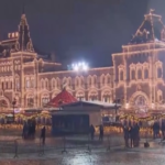 Russia, nella piazza del Cremlino un albero di Natale alto 28 metri