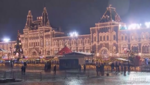 Russia, nella piazza del Cremlino un albero di Natale alto 28 metri