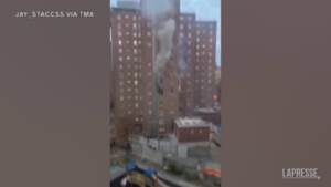 New York: casa va a fuoco, spettacolare fuga di due ragazzini da una finestra al quinto piano