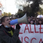 Roma, studenti in corteo: “Basta edifici fatiscenti, classi pollaio e personale sottopagato”