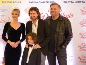 “Chi ha incastrato Babbo Natale?”, il photocall con Alessandro Siani, Christian De Sica e Diletta Leotta