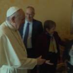 Papa: nel giorno del compleanno riceve rifugiati Cipro