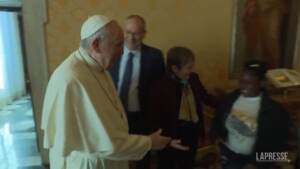 Papa: nel giorno del compleanno riceve rifugiati Cipro