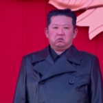 Nord Corea: Kim Jong Un, cappotto nero in pelle per la cerimonia in ricordo del padre