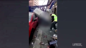 Gru caduta a Torino, le scioccanti immagini subito dopo la tragedia: “Ci sono dei lavoratori morti davanti a me”