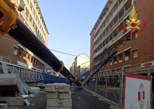 Torino, gru cade su un palazzo: tre operai morti. Lutto cittadino nel giorno dei funerali