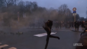 Bruxelles, migliaia di manifestanti contro le restrizioni anti Covid