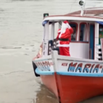 Babbo Natale porta regali ai bambini sul Rio delle Amazzoni