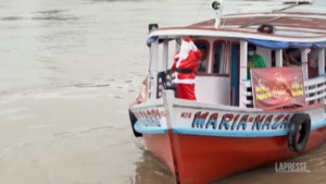 Babbo Natale porta regali ai bambini sul Rio delle Amazzoni