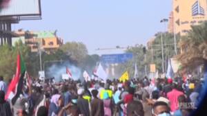 Sudan, migliaia in piazza nel terzo anniversario delle proteste che portarono alla cacciata di al-Bashir