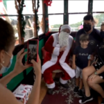 In Brasile Babbo Natale arriva in funivia dal Pan di Zucchero