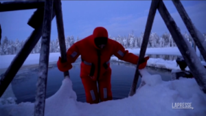 Finlandia, un tuffo nelle acque glaciali di Rovaniemi: nuovo trend turistico in Lapponia
