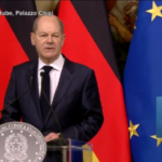 Scholz elogia l’Italia: “Su vaccini siete esempio luminoso”