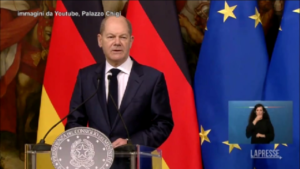 Scholz elogia l’Italia: “Su vaccini siete esempio luminoso”
