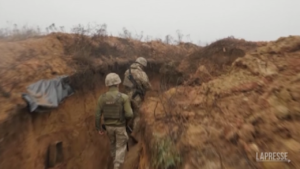 Ucraina: militari scavano trincee vicino al confine con la Russia