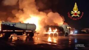 Milano: incendio distrugge una ventina di mezzi e diversi container