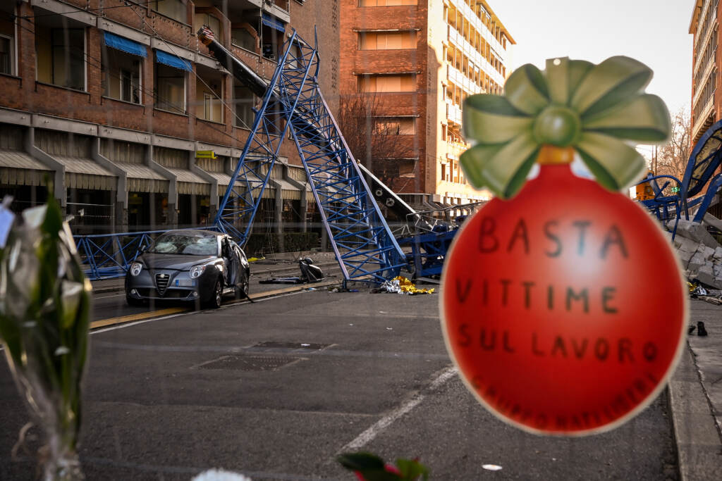 Galleria foto 'Torino, Crollo gru in via Genova: l’area chiusa e il sopralluogo dei Vigili del Fuoco – LE IMMAGINI' - foto 4