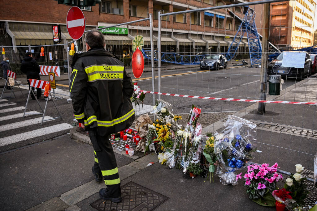 Galleria foto 'Torino, Crollo gru in via Genova: l’area chiusa e il sopralluogo dei Vigili del Fuoco – LE IMMAGINI' - foto 5