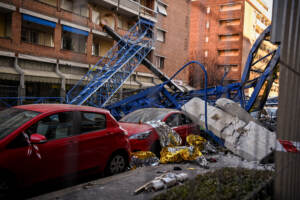 Torino, Crollo gru in via Genova: l’area chiusa e il sopralluogo dei Vigili del Fuoco – LE IMMAGINI