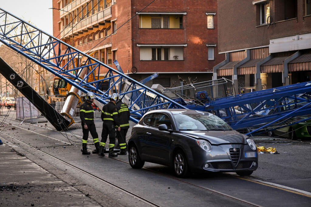 Galleria foto 'Torino, Crollo gru in via Genova: l’area chiusa e il sopralluogo dei Vigili del Fuoco – LE IMMAGINI' - foto 14