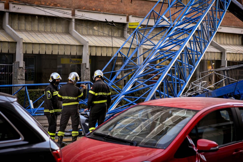 Galleria foto 'Torino, Crollo gru in via Genova: l’area chiusa e il sopralluogo dei Vigili del Fuoco – LE IMMAGINI' - foto 3