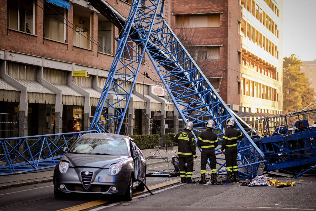 Galleria foto 'Torino, Crollo gru in via Genova: l’area chiusa e il sopralluogo dei Vigili del Fuoco – LE IMMAGINI' - foto 12