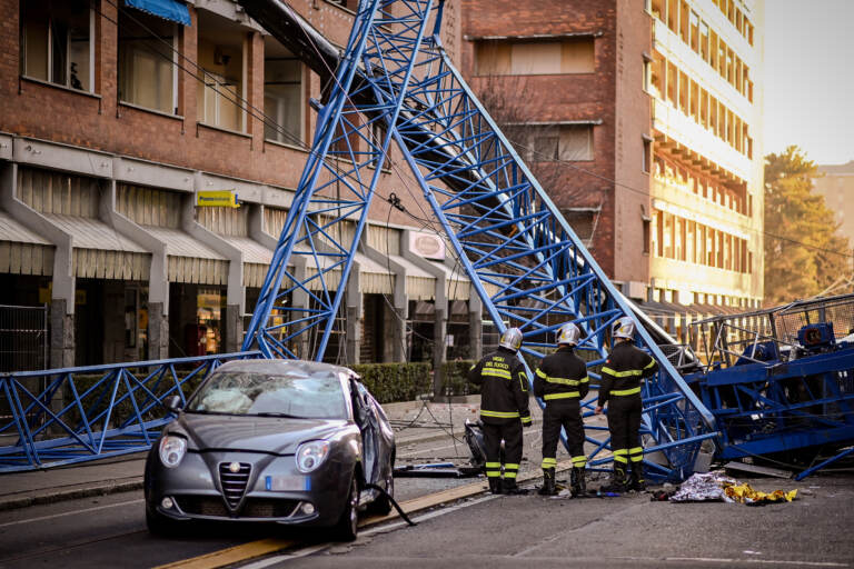 Torino, Crollo gru in via Genova: l’area chiusa e il sopralluogo dei Vigili del Fuoco – LE IMMAGINI