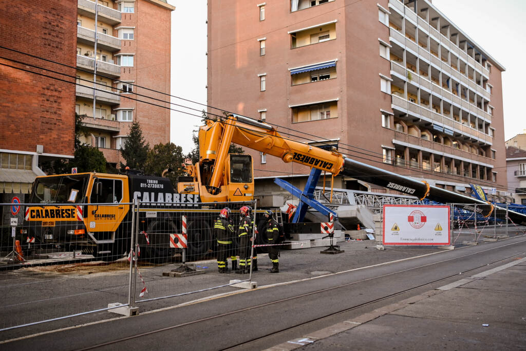 Galleria foto 'Torino, Crollo gru in via Genova: l’area chiusa e il sopralluogo dei Vigili del Fuoco – LE IMMAGINI' - foto 13