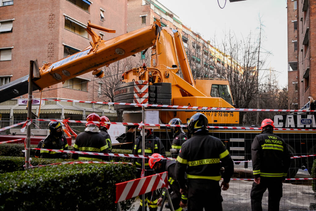 Galleria foto 'Torino, Crollo gru in via Genova: l’area chiusa e il sopralluogo dei Vigili del Fuoco – LE IMMAGINI' - foto 10