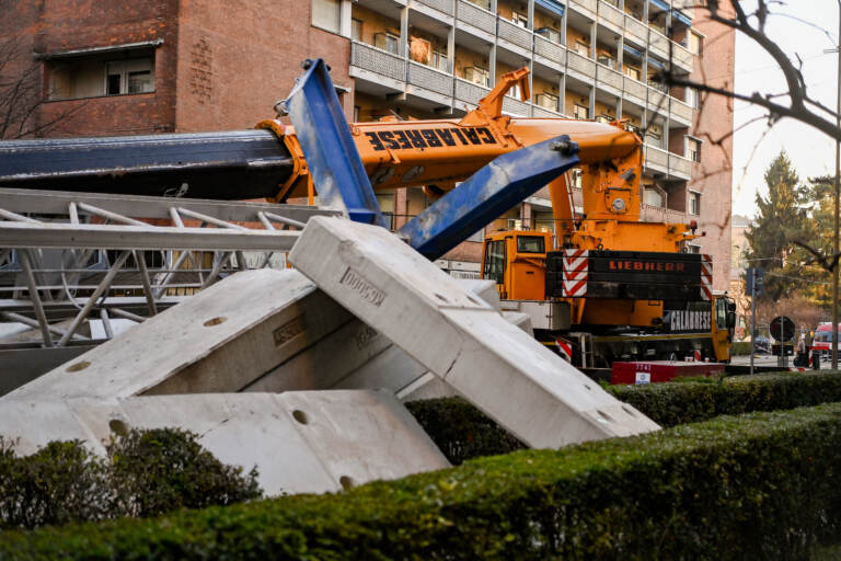 Torino, Crollo gru in via Genova: l’area chiusa e il sopralluogo dei Vigili del Fuoco – LE IMMAGINI