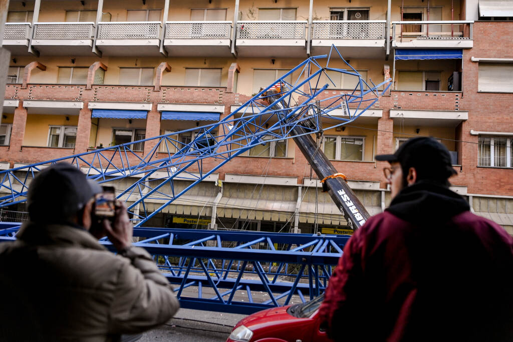 Galleria foto 'Torino, Crollo gru in via Genova: l’area chiusa e il sopralluogo dei Vigili del Fuoco – LE IMMAGINI' - foto 6
