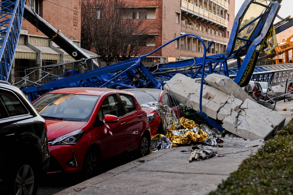 Galleria foto 'Torino, Crollo gru in via Genova: l’area chiusa e il sopralluogo dei Vigili del Fuoco – LE IMMAGINI' - foto 9