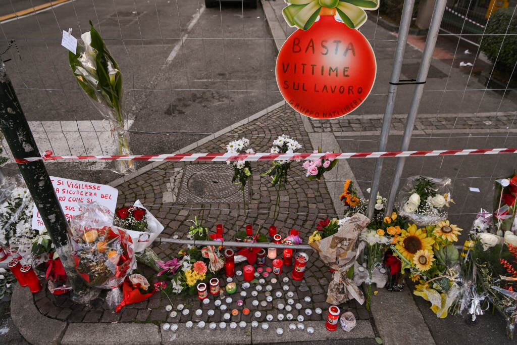 Galleria foto 'Torino, Crollo gru in via Genova: l’area chiusa e il sopralluogo dei Vigili del Fuoco – LE IMMAGINI' - foto 11