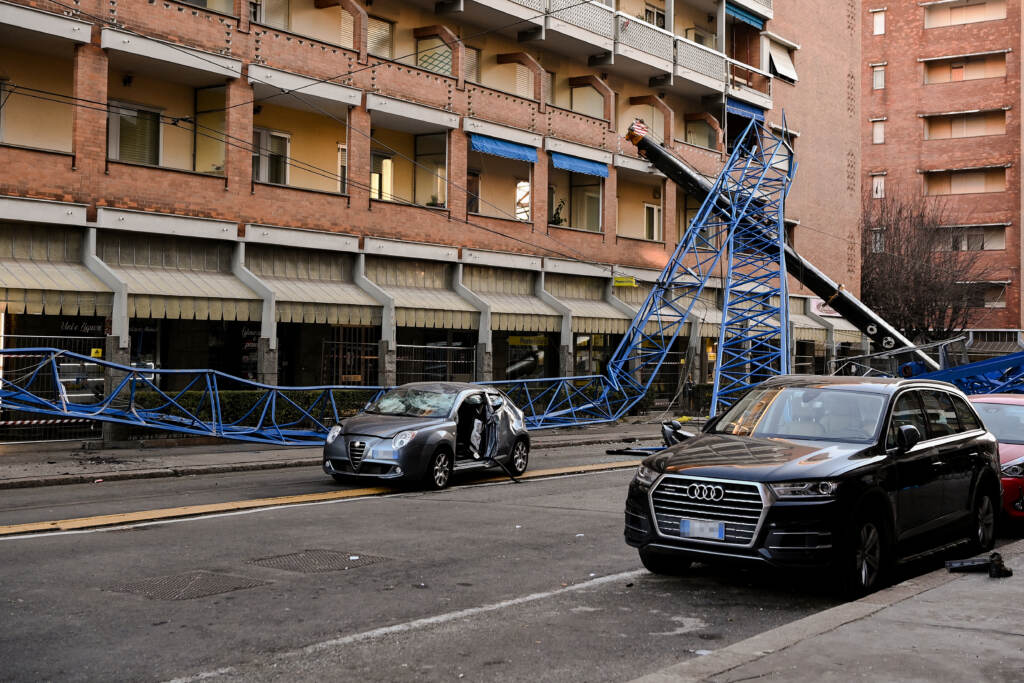 Galleria foto 'Torino, Crollo gru in via Genova: l’area chiusa e il sopralluogo dei Vigili del Fuoco – LE IMMAGINI' - foto 2