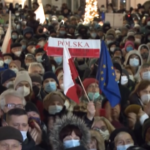 Varsavia, migliaia in piazza contro legge su media approvata da Parlamento