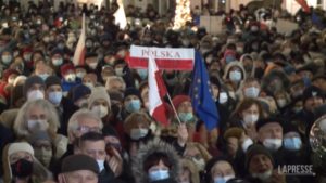 Varsavia, migliaia in piazza contro legge su media approvata da Parlamento