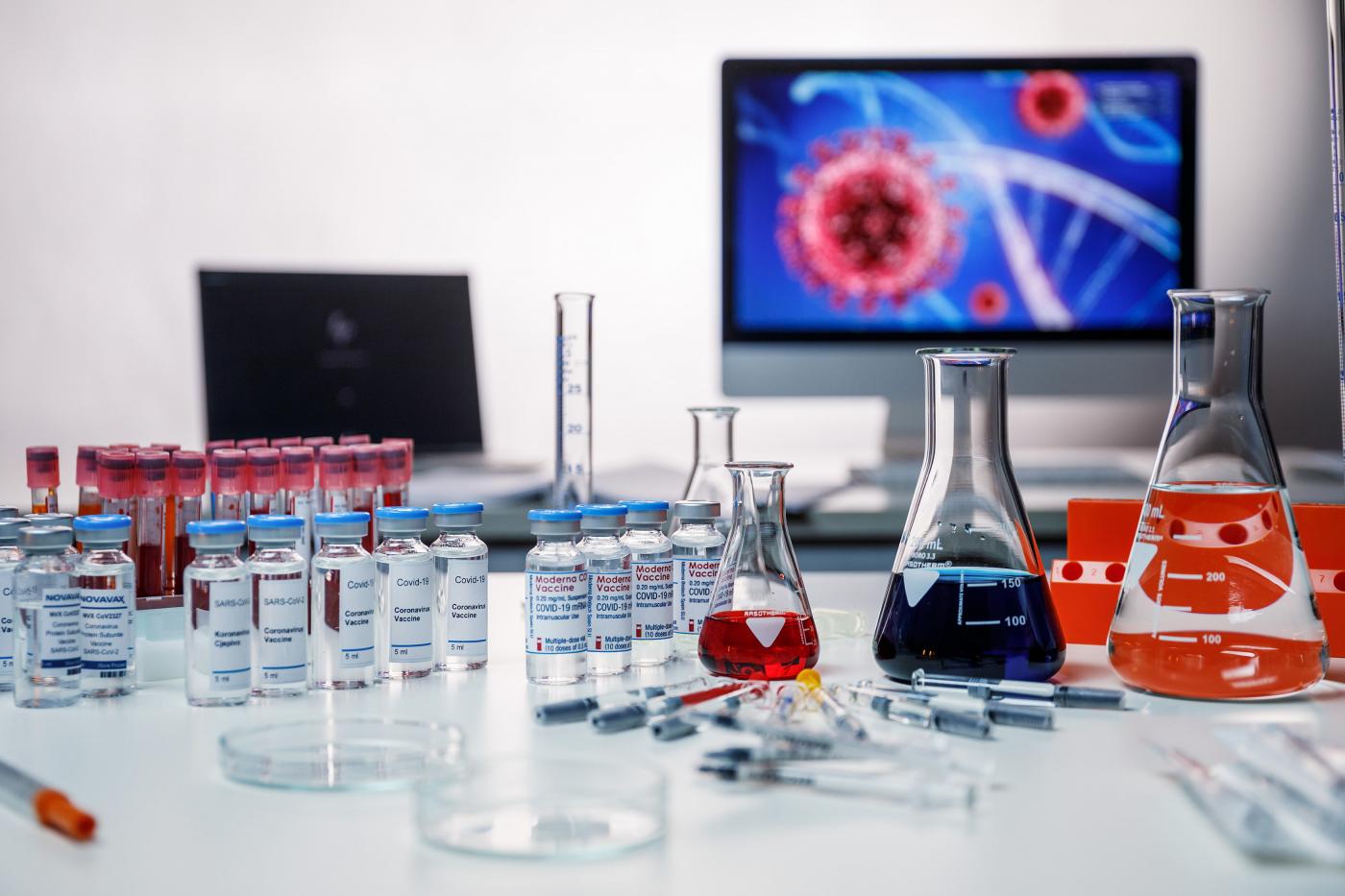 Ema dà via libera a Novavax, è a base di proteine. Pregliasco: “Farà breccia su qualche no vax” Ema dà via libera a Novavax, è a base di proteine. Pregliasco: “Farà breccia su qualche no vax”