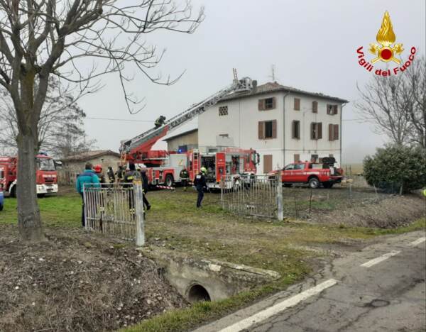 Modena: ultraleggero precipita su tetto di una casa, morto il pilota