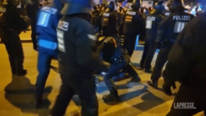 scontri germania manifestazione