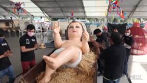 Natale, Gesù Bambino gigante in mostra a Città del Messico