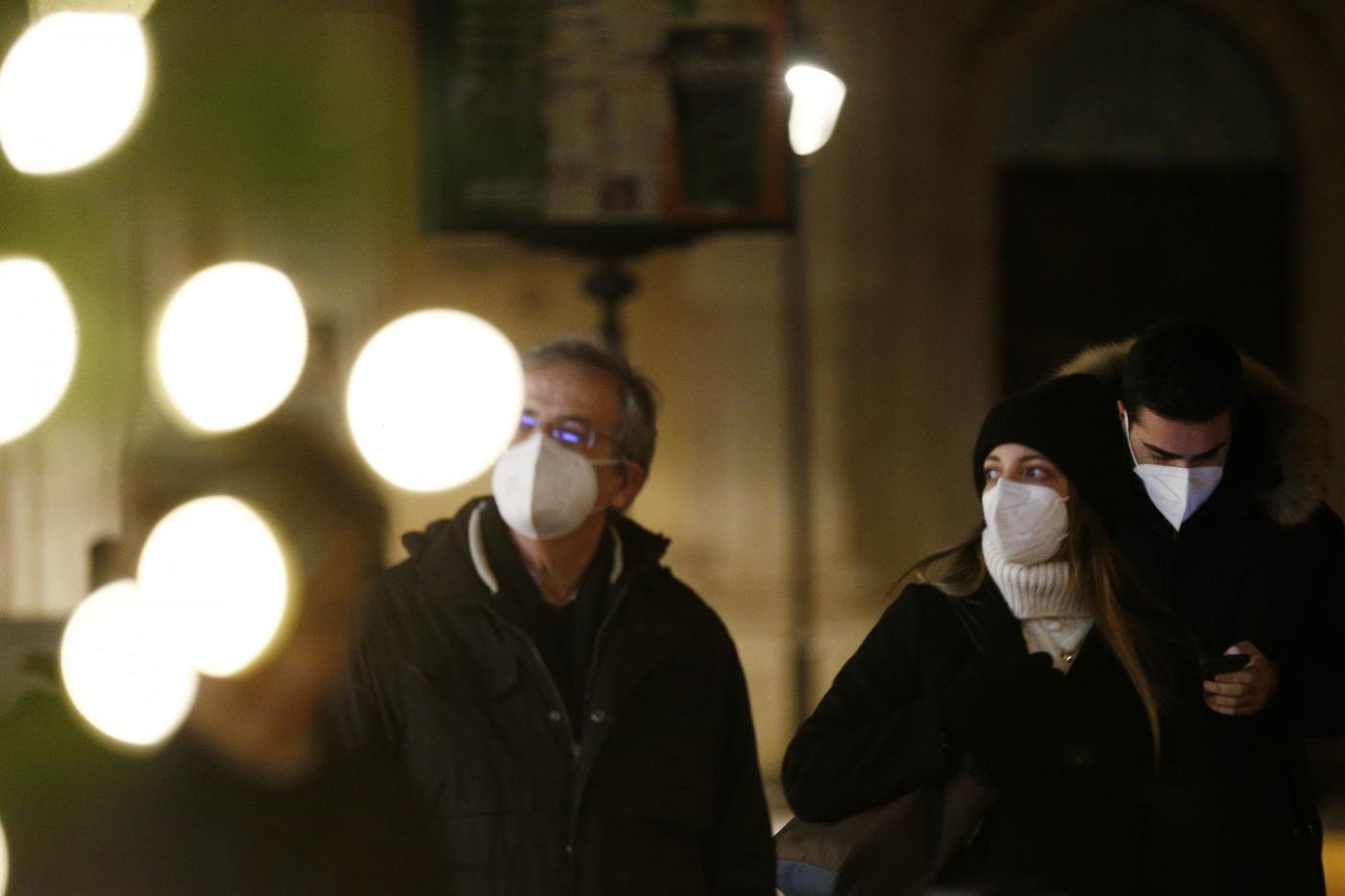 Covid, oggi la cabina di regia: ipotesi Ffp2 in cinema, teatri e trasporti