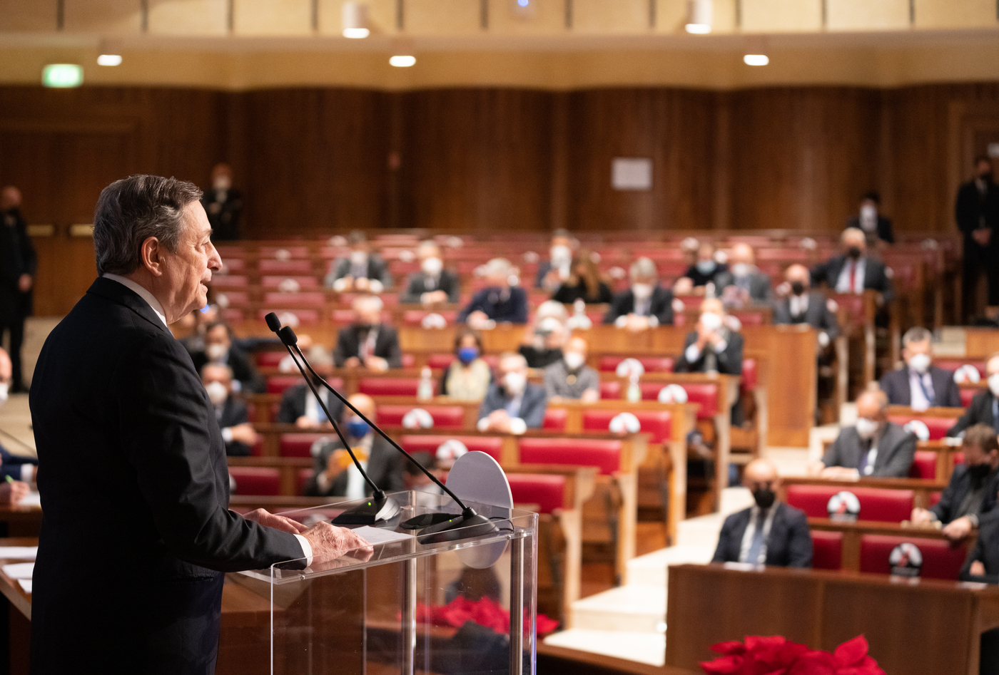 Draghi incontra la stampa: risate e applausi. E’ SuperMario show