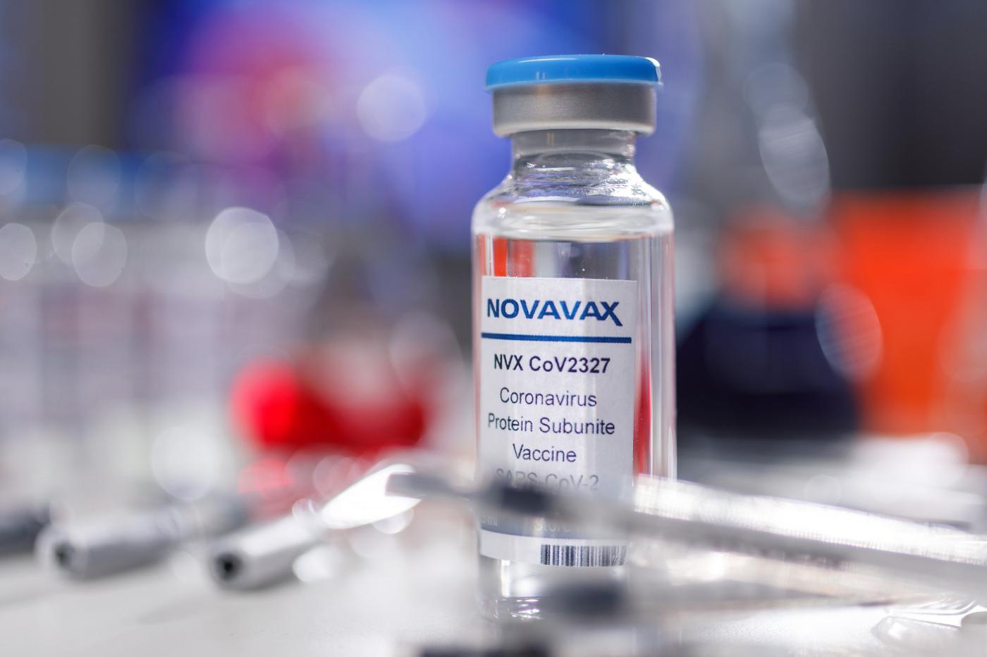 Vaccini: ipotesi terza dose a quattro mesi. Da Aifa via libera a Novavax