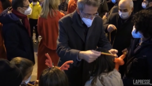 Napoli, consegnati ai bambini i doni raccolti con il ‘giocattolo sospeso’