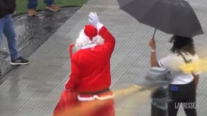 Natale, nelle favelas di Rio de Janeiro arriva Babbo Natale